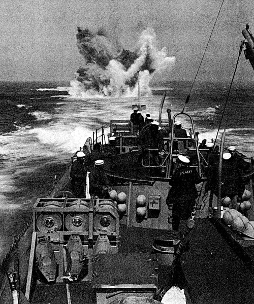 船の慣熟試験中の対潜水艦演習中に爆雷が船尾で爆発した。