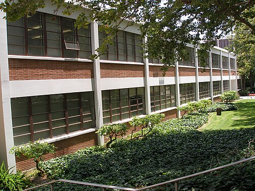 カリフォルニア州立工科大学旧工学部棟9号館南棟