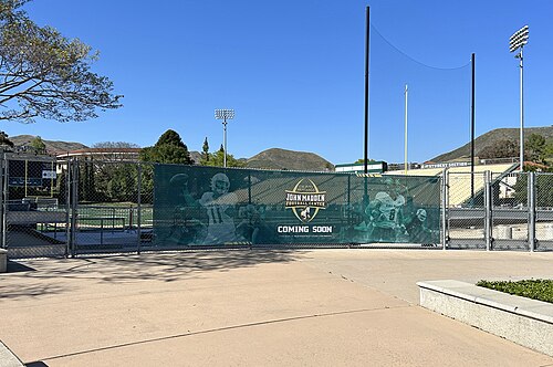 2023年5月、カリフォルニア州立ポリテクニック大学ジョン・マッデン・フットボール・センターの建設予定地を告知する標識がサンルイスオビスポキャンパスに掲示されている。