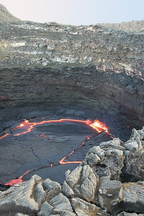 エルタ・アレ火山のカルデラにある溶岩湖