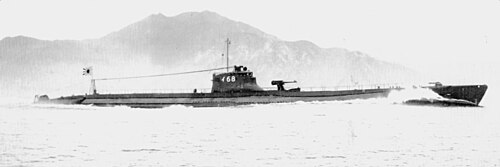 陸地を背景に水域に浮かぶ第二次世界大戦時代の潜水艦