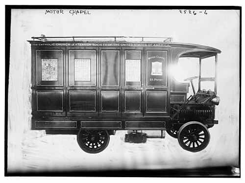 カトリックの自動車礼拝堂、バンのような車両の写真