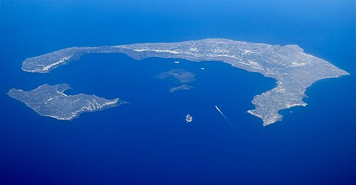 エーゲ海に沈んだ火山を取り囲む3つの島々