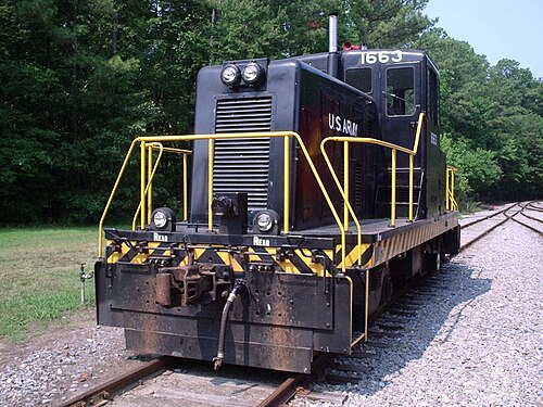 USA 1663は、GE製の80トン級入換機関車で、基地内の他の機関車を頻繁に牽引することから「レッカー車」として知られている。