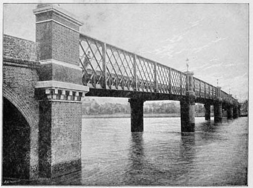 幅の広い川を渡る細い格子トラス橋