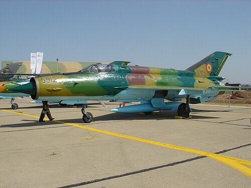 2005 年アークエンジェル航空ショーにおける第 951 戦闘飛行隊の MiG-21 LanceR A。