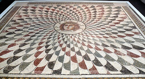 2世紀のモザイク画。額に翼を持ち、頭を蛇に囲まれたゴルゴンを描いている。