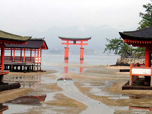 神社内部から見た、干潮時の鳥居