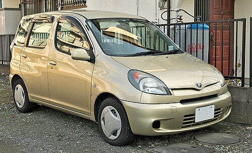 トヨタ ファンカーゴ（フェイスリフト前、日本）