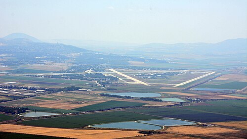 2019年6月、カルメル山から見たラマト・ダビデ空軍基地（東南東方向）。