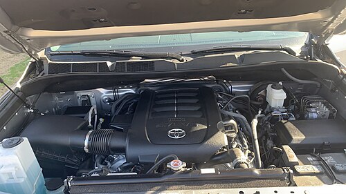 トヨタ タンドラのエンジンベイ。3UR-FE エンジンが見える。