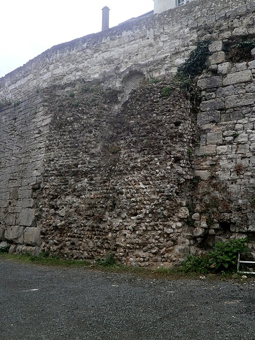 Vue d'un Massif de maçonnerie plaqué contre un mur en moyen appareil。