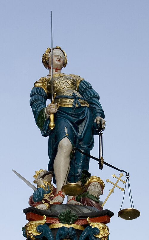 スイス、ベルンの正義の噴水に立つ、剣と天秤と目隠しを持った正義の女神像、1543年