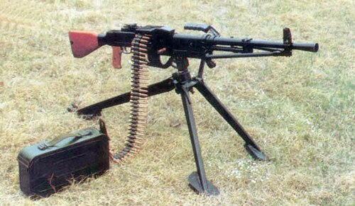 三脚式フィールドマウントに取り付けられた67式銃
