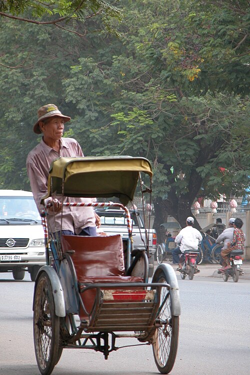 カンボジアのプノンペンの自転車リキシャ運転手