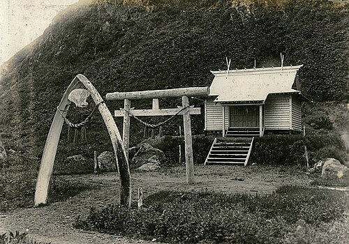 戦前に建てられた、鯨の骨で作られた鳥居がある色丹神社。