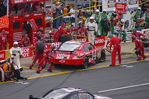 スチュワートはシャーロット・モーター・スピードウェイで開催された2009年コカコーラ600レースで14号車インパラをピットインした。