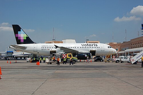 カンクン国際空港第2ターミナルに駐機しているボラリス​​航空のエアバスA319