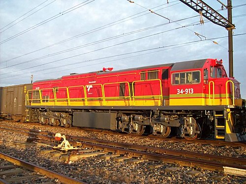 トランスネット貨物鉄道の塗装が施された「ブライト スター」装備の 34-913 号車、東ケープ州アッドにて、2012 年 7 月 13 日