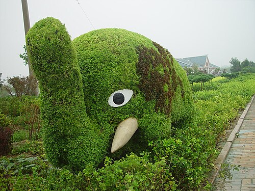 公園にある花の彫刻（2010年）