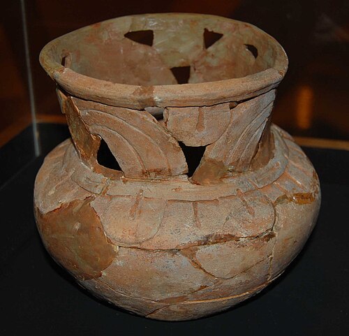 コロモキ墳丘出土の壺