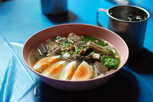 クアイチャップは、腸と肝臓が入ったタイ風中華麺スープです。