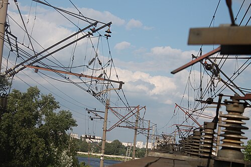 キエフの 25 kV AC 架空送電線。