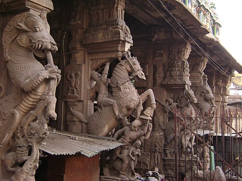 インド、タミル・ナドゥ州マドゥライのプトゥ・マンダパムの柱のヤリ
