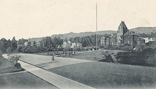 1898 年頃のバークレーのカリフォルニア大学キャンパスの写真