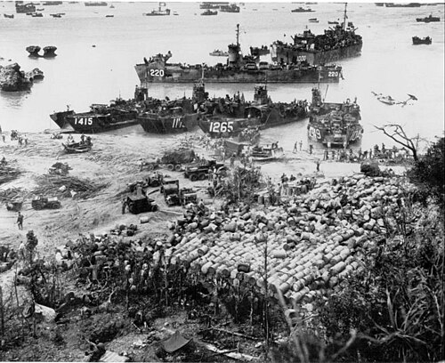 USS LST-1000と貨物を積んだ海岸