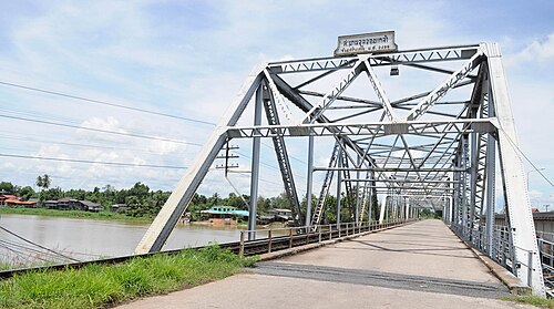 チュラチョムクラオ橋は、スラタニ駅近くのタピ川にかかる歴史的な鉄道橋です。