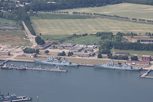 ヴィルヘルムスハーフェンのヘッペンザー・グローデン海軍基地にあるシステム訓練指導グループの建物
