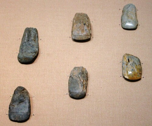 世界最古の磨かれた石器。縄文時代以前（日本の旧石器時代）の紀元前3万年。