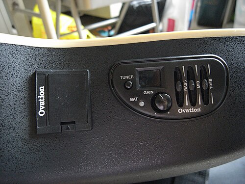 Ovation Celebrity のオンボード電子機器 (電子チューナーとプリアンプ)