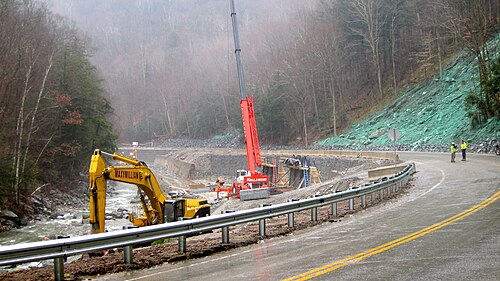 ハリケーン アイリーンによってコールド川沿いに 6 マイルにわたって浸水したルート 2 の修復。
