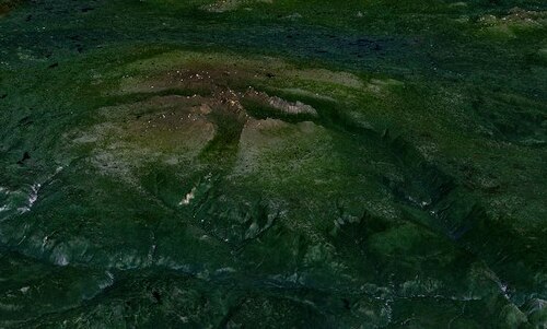 岩が多く、緩やかな傾斜の山があり、斜面には大きな谷が刻まれ、風景を見渡すと植生が広がっています。