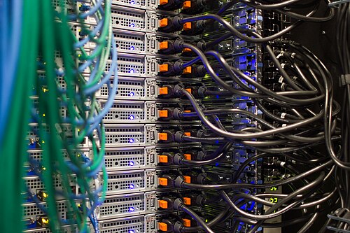 ウィキメディア財団のサーバーを背面から見たところ