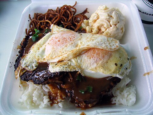 ロコモコプレートランチ。左は焼きそば、右はマカロニサラダ。