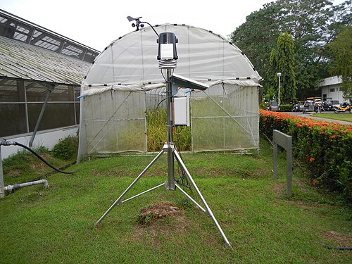 PhilRiceで使用されている、干ばつ土壌実験用の太陽光発電装置。