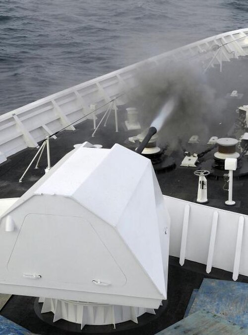 戦闘システム艦認定試験中に射撃するベルトルフに搭載されたMk 110