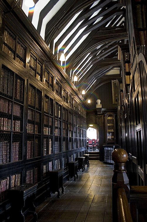 チェサム図書館（英国マンチェスター）の本棚
