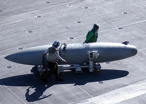 容量330米ガロン（1,200リットル）のサージェント・フレッチャー増槽が航空母艦の飛行甲板を横切って移動されている。