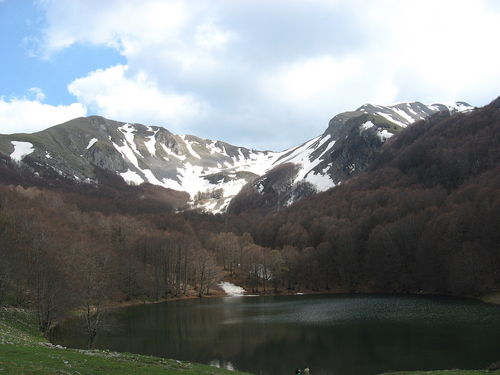 湖のある山。