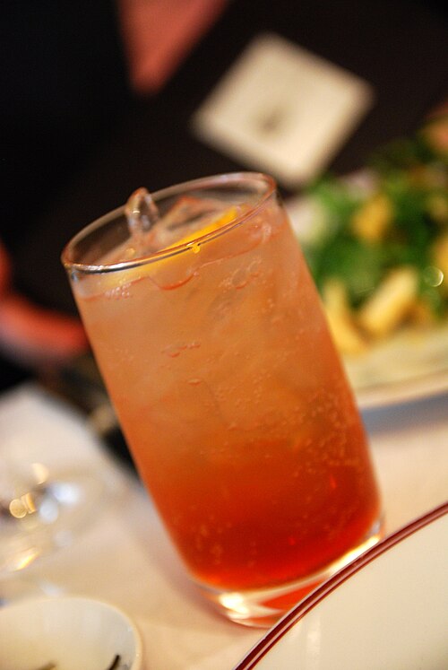 レモン、ライム、ビターズは、オーストラリアとニュージーランドで一般的に飲まれている。