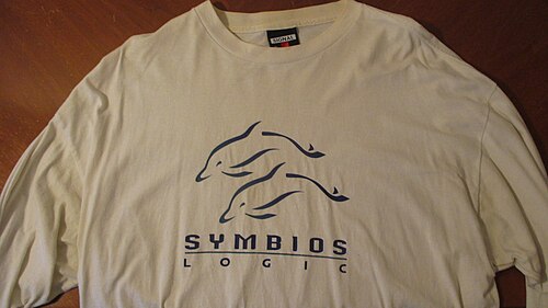 Symbios Logicのロゴが入ったTシャツ