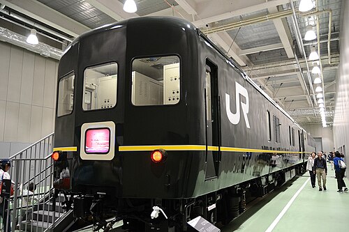 2016年5月、京都鉄道博物館本館に展示された、かつてのトワイライト・エクスプレス発電機車「かに24-12」とラウンジカー「オーハ25-551」。