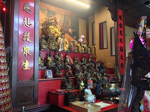 台湾の白蛇寺にある白素珍の像を含む像