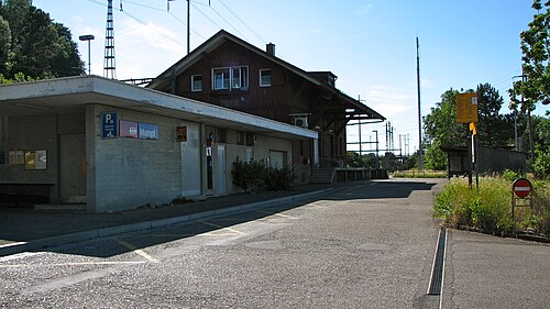 切妻屋根の2階建て駅舎