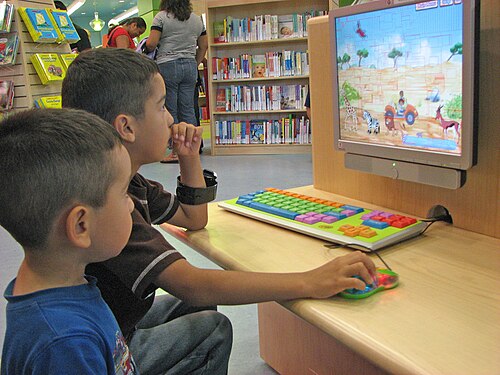 幼い生徒たちがゲームをしながら、計算論的思考を練習する。
