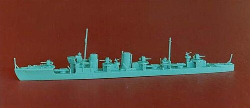 組み立てられた 1:700 スケールの Skywave/Pit-Road の日本駆逐艦は、鉛筆ほどの大きさです。